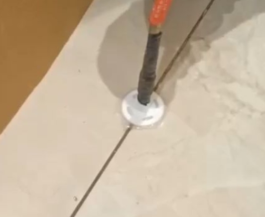 铜梁瓷砖空鼓维修公司专业解答瓷砖在铺贴过程中，如果没有涂抹均匀到位的粘结材料（如水泥砂浆或瓷砖胶），可能会导致以下问题