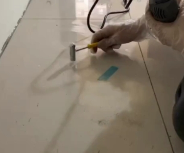 铜梁瓷砖开裂维修公司专业分享瓷砖在铺贴前如果没有沥干水分，将会导致以下问题